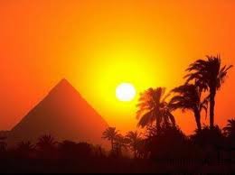 Атмосфера зимнего праздника плюс по-летнему теплая погода - это Новый год в Египте
